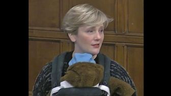 Gendong Bayinya saat Rapat, Anggota Parlemen Inggris Ini Kena Teguran