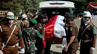 Petugas keejaksaan mengusung jenazah Jaksa Agung Pertama RI, R.Gatot Taroenamihardja saat prosesi pemindahan makam di Taman Makam Pusara Adhyaksa, Pondok Rajeg, Cibinong, Kabupaten Bogor, Jawa Barat, Kamis (25/11/2021). ANTARA FOTO/Yulius Satria Wijaya