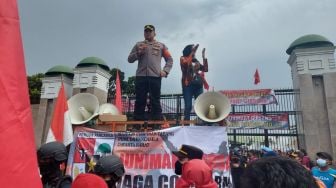 Bubarkan Ormas PP di DPR, Kapolres Hengki Naik Mobil Komando: Perwira Kami Dikeroyok!