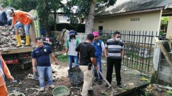 Sampah Menumpuk di Drainase Tanjungpinang, 6 Truk Dikerahkan Dinas Lingkungan