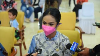 Kece! Outfit Krisdayanti saat Ngantor di Gedung DPR Senayan Jadi Sorotan Publik