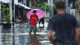 Diguyur Hujan Deras, Jalan Wijaya Jaksel Tergenang Banjir Setinggi 50cm