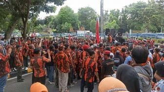 Ratusan Pemuda Pancasila Riau Demo, Tuntut PDIP Copot Junimart Girsang