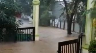 Hujan Sebentar, Pondok Melati Terendam Banjir, Warganet: Bekasi oh Bekasi