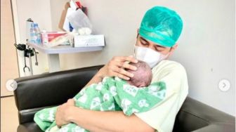Komentar Iis Dahlia Tentang Cara Rafathar Gendong Baby R Banjir Cibiran