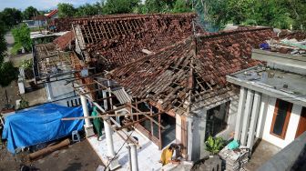 Rumah warga rusak setelah diterjang angin puting beliung di Dusun Puri, Desa Puri Semanding, Kecamatan Plandaan, Kabupaten Jombang, Jawa Timur, Jumat (26/11/2021). ANTARA FOTO/Syaiful Arif
