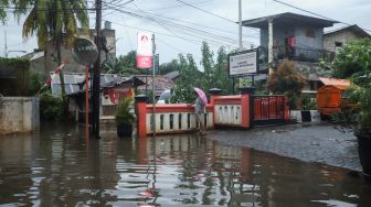 Banjir di Jalan Wijaya Timur, Petogogan, Jakarta Selatan, Jumat (26/11/2021). [Suara.com/Alfian Winanto]
