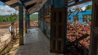 Seorang murid melihat atap gedung sekolah yang ambruk di SMP Negeri 1 Cibeber, Lebak, Banten, Kamis (25/11/2021).  ANTARA FOTO/Muhammad Bagus Khoirunas