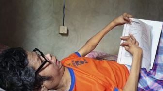 Terbaring Lumpuh, Semangat Untoro Tak Pupus Beri Les Gratis ke Siswa SD di Gunungkidul