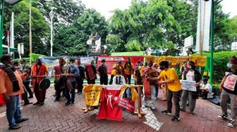 Aksi di Depan Gedung KLHK, Masyarakat Tano Batak Tuntut Siti Nurbaya, Luhut dan Jokowi Tutup TPL