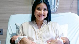 6 Potret Zivanna Letisha Dikaruniai Bayi Kembar, Kebahagiaan Makin Lengkap!