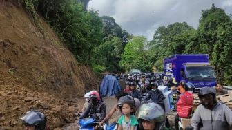 Longsor Jalur Lintas Pusuk, Macet Panjang di Gunung Sari Lombok Barat