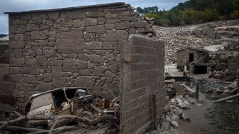 Reruntuhan bekas desa Aceredo yang biasanya terendam, muncul dari pembangkit listrik tenaga air Waduk Lindoso, Lobios, Provinsi Ourense, Spanyol, pada (22/11/2021). [MIGUEL RIOPA / AFP]