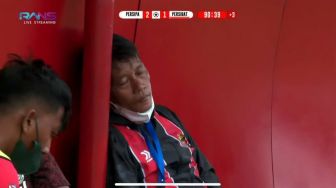 Viral! Pelatih Persibat Batang Tertidur di Bench, Bangun-bangun Malah Ngamuk ke Wasit