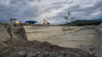 Pekerja beraktivitas pada proyek saluran air pengendali banjir di Desa Bangga, Sigi, Sulawesi Tengah, Jumat (26/11/2021). [ANTARA FOTO/Basri Marzuki]
