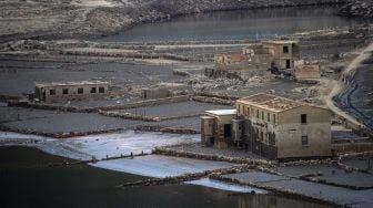 Reruntuhan bekas desa Aceredo yang biasanya terendam, muncul dari pembangkit listrik tenaga air Waduk Lindoso, Lobios, Provinsi Ourense, Spanyol, pada (22/11/2021). [MIGUEL RIOPA / AFP]