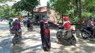 Vampir 'Gentayangan' di Jalan Rusak Jember