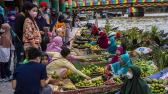 Pedagang melayani pembeli di wisata Pasar Terapung Siring Sungai Martapura di Banjarmasin, Kalimantan Selatan, Minggu (28/11/2021).  ANTARA FOTO/Bayu Pratama