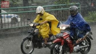 Bahaya Tersembunyi di Balik Jas Hujan Ponco, Keamanan Pemotor Lebih Penting