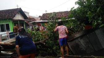 Angin Kencang Terjang Permukiman Warga Sidoarjo, Belasan Rumah Rusak