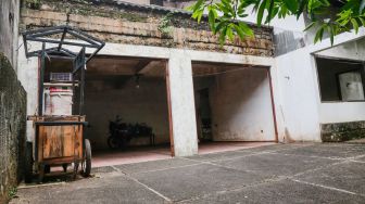 Kondisi rumah milik terpidana korupsi Eddy Tansil di Petogogan, Jakarta Selatan, Minggu (28/11/2021).[Suara.com/Alfian Winanto]