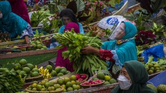 Pedagang menawarkan barang dagangannya kepada pengunjung di wisata Pasar Terapung Siring Sungai Martapura di Banjarmasin, Kalimantan Selatan, Minggu (28/11/2021).  ANTARA FOTO/Bayu Pratama