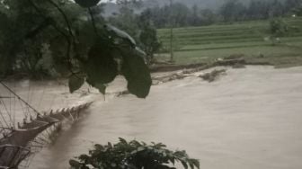 Jembatan Akses Antar Kecamatan di Cianjur Terputus, Akibat Sungai Cibuni Meluap