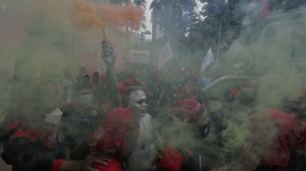 Sejumlah buruh menggelar aksi unjuk rasa menolak upah minimum provinsi (UMP) di depan Balai Kota DKI Jakarta, Senin (29/11/2021). [Suara.com/Angga Budhiyanto]