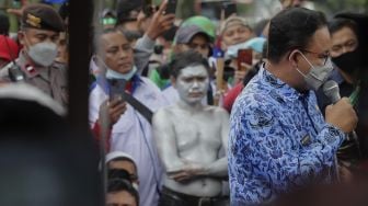 Gubernur DKI Jakarta Anies Baswedan menemui massa buruh yang menggelar aksi unjuk rasa menolak upah minimum provinsi (UMP) di depan Balai Kota DKI Jakarta, Senin (29/11/2021). [Suara.com/Angga Budhiyanto]