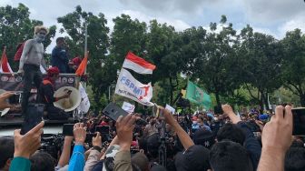 Demo Buruh di Balai Kota Sempat Ricuh, Anies Temui Massa