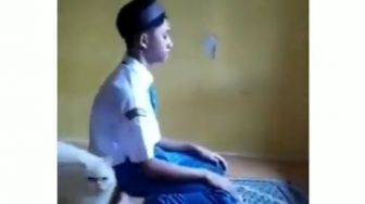 Viral Video Remaja Salat Ditunggu Kucing: 'Melindungi dari Gangguan Jin'