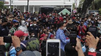 Anies Bilang Begini saat Massa Buruh Demo di Depan Balai Kota