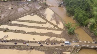 Foto udara lahan pertanian yang diterjang banjir bandang di Kampung Cilowa, Kecamatan Sukawening, Kabupaten Garut, Jawa Barat, Minggu (28/11/2021).  ANTARA FOTO/Adeng Bustomi
