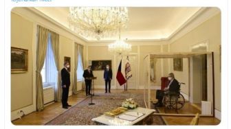 Presiden Ceko Lantik Perdana Menteri dari Balik Kotak Kaca karena Positif Covid