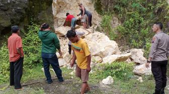 Seharian Warga Bojonegoro Tertimbun Batu Kapur, Saat Ditemukan Sudah Tewas