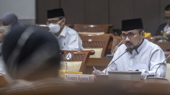 Menteri Agama Yaqut Cholil Qoumas menyampaikan hasil perkembangan kebijakan penyelenggaraan haji dan umroh 1443H/2022 saat Rapat Dengar Pendapat dengan Komisi VIII DPR di Kompleks Parlemen, Senayan, Jakarta, Selasa (30/11/2021). ANTARA FOTO/Muhammad Adimaja