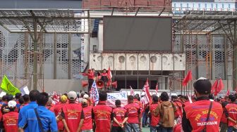 Tolak UMP 2022 Tidak Naik, Buruh Sumsel Demontsrasi di Kantor Gubernur