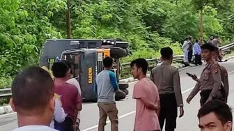 Mobil Dalmas Polda Gorontalo Angkut 38 Polisi Terbalik di Tanjakan, Belasan Orang Luka