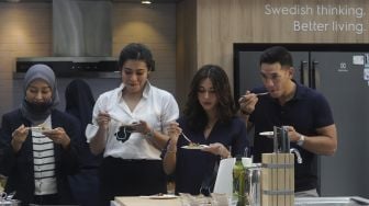 Marketing Head Electrolux Indonesia Peggy Anastasia (kedua kiri) bersama dengan pasangan selebriti Andrew White (kanan) dan Nana Mirdad (kedua kanan) mencicipi masakan yang dimasak oleh Chef Yuda Bustara selama demo masak 'plant-based' menggunakan produk dapur UltimateTaste dari Electrolux di The Dharmawangsa, Jakarta, Selasa (30/11/2021). [Suara.com/Angga Budhiyanto]