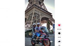 Wow! Pasangan Suami Istri Ini Jalan-jalan ke Menara Eiffel Menggunakan Motor Honda Supra