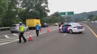 BREAKING NEWS: Buruh Gelar Aksi di Tengah Jalan Tol Cipularang Arah Bandung