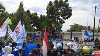 Lawan Penetapan UMK 2022, Ribuan Buruh Kepung Pendopo Sukabumi