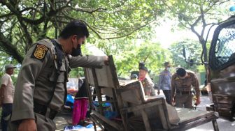 Ditinggal Pemilik, 5 Lapak PKL Padang Dibongkar Satpol PP
