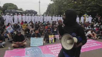 Aliansi Mahasiswa Papua (AMP) melakukan aksi unjuk rasa memperingati 60 tahun deklarasi kemerdekaan Papua Barat di kawasan Patung Kuda Arjuna Wiwaha, Jakarta, Rabu (1/12/2021). [Suara.com/Angga Budhiyanto]