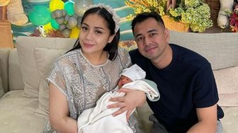 Ditemani Raffi Ahmad, Rayyanza Berjemur di Depan Rumah Baru Pakai Stroller Rp 98 Juta