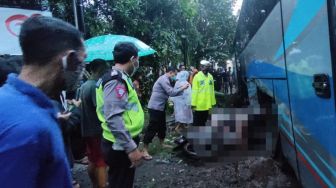 Bus Selip, Oleng Lalu Terguling Timpa Pengendara Motor Hingga Tewas