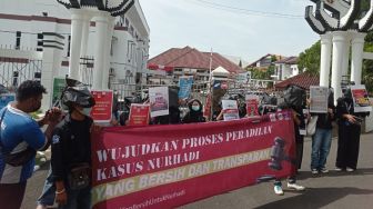 Solidaritas untuk Nurhadi, Jurnalis Lampung Tutupi Wajah Pakai Kantong Plastik Hitam