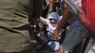 Personel Polisi Pamong Praja menenangkan warga yang melakukan protes saat pembongkaran tempat hiburan ilegal di Jalan Lingkar Selatan, Kramatwatu, Serang, Banten, Rabu (1/12/2021). ANTARA FOTO/Asep Fathulrahman