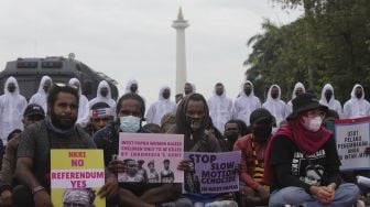 Aliansi Mahasiswa Papua (AMP) melakukan aksi unjuk rasa memperingati 60 tahun deklarasi kemerdekaan Papua Barat di kawasan Patung Kuda Arjuna Wiwaha, Jakarta, Rabu (1/12/2021). [Suara.com/Angga Budhiyanto]