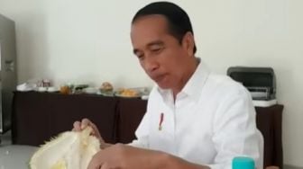 Disuguhi Durian Ripto saat Kunjungan ke Trenggalek, Jokowi: Ini Durian Paling Enak